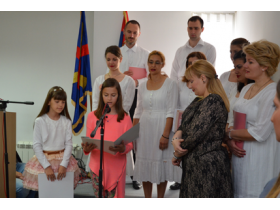 Hor Sveti Vladika Nikolaj Srpski iz Nove Pazove i mlade recitatorke